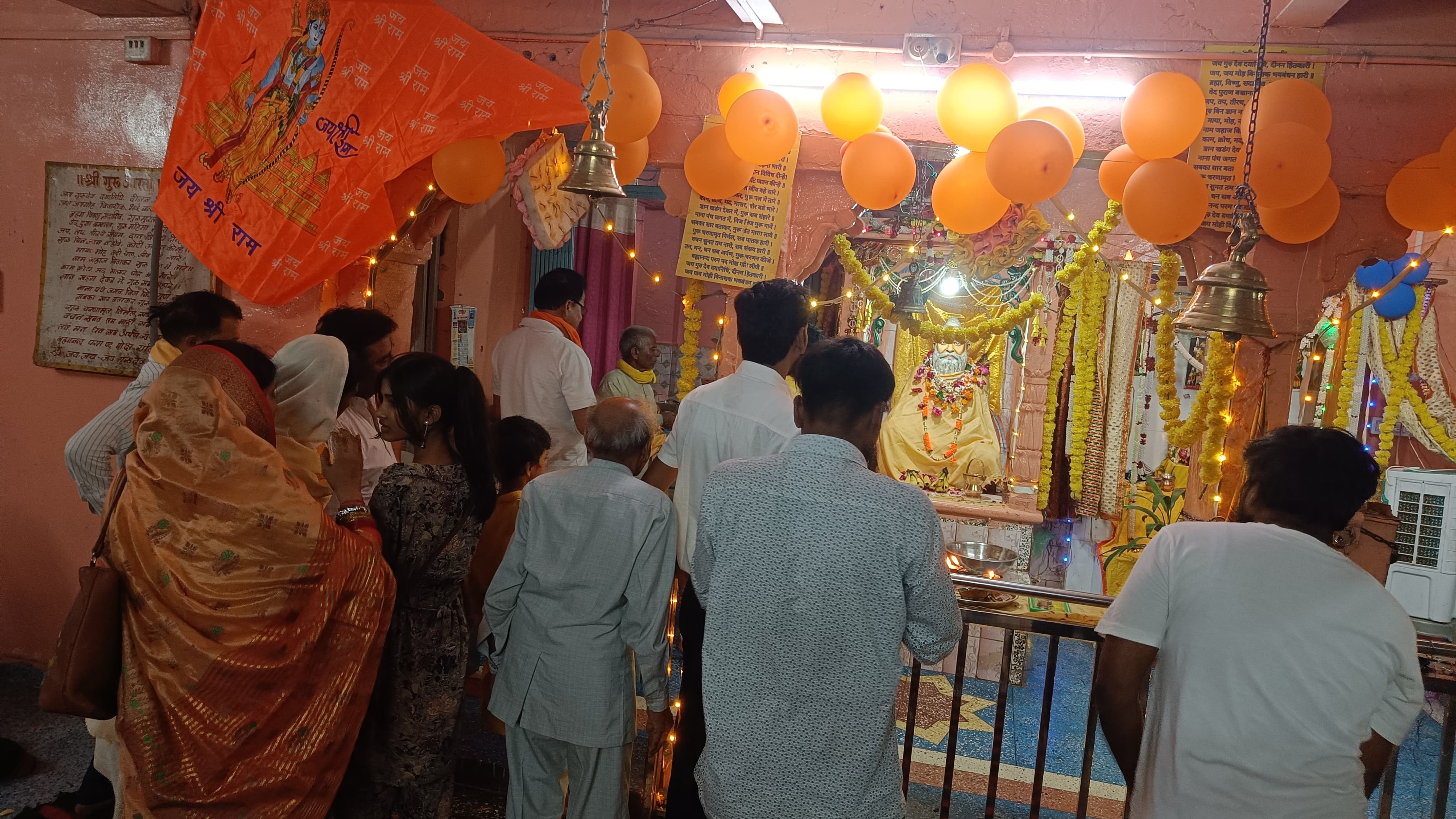 शहर के जती घाट पर दर्शनों के लिए पहुंचे श्रद्धालु। शहर के जती घाट पर दर्शनों के लिए पहुंचे श्रद्धालु।