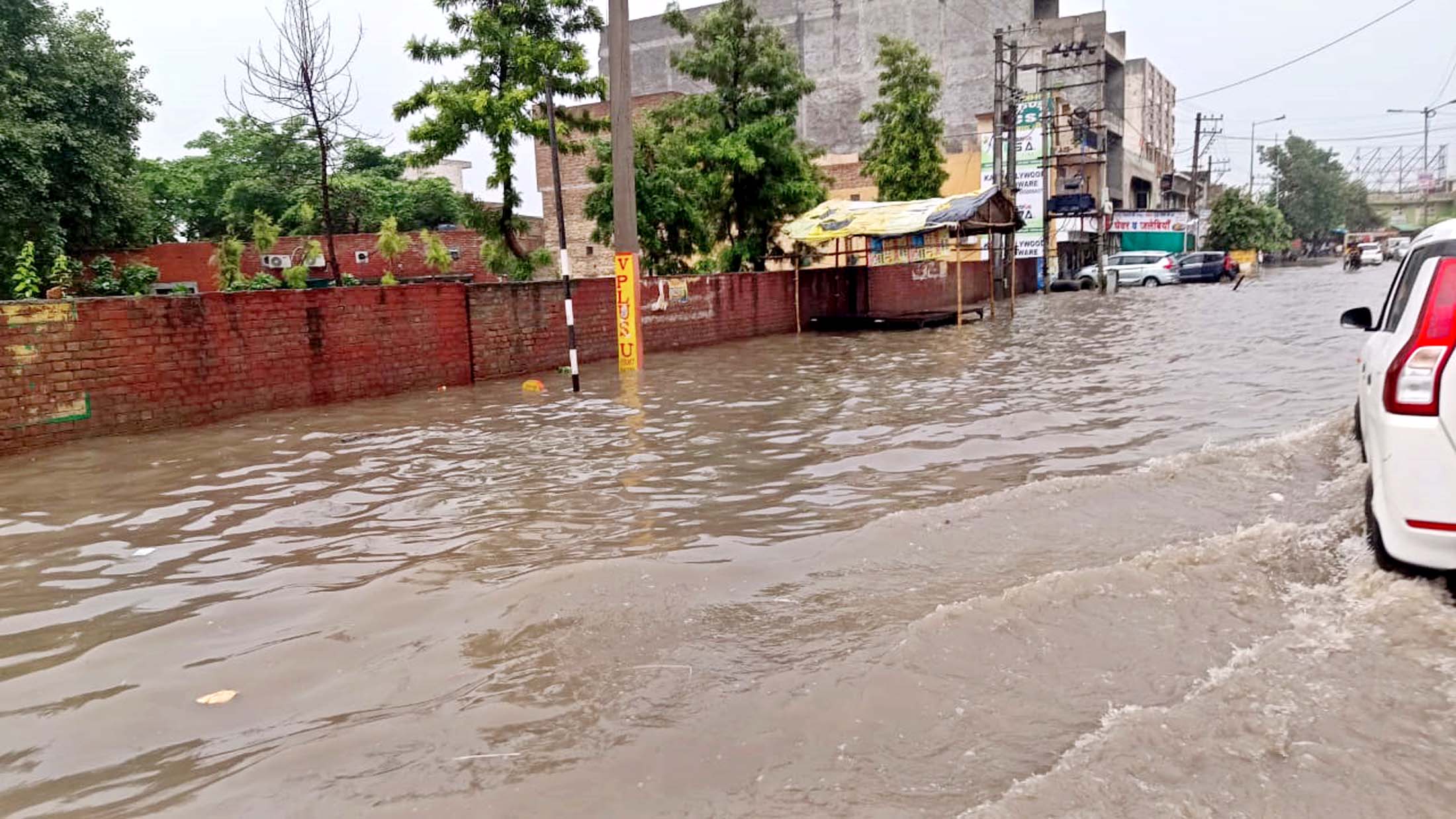 सड़क पर जमा हुआ बरसाती पानी। सड़क पर जमा हुआ बरसाती पानी।