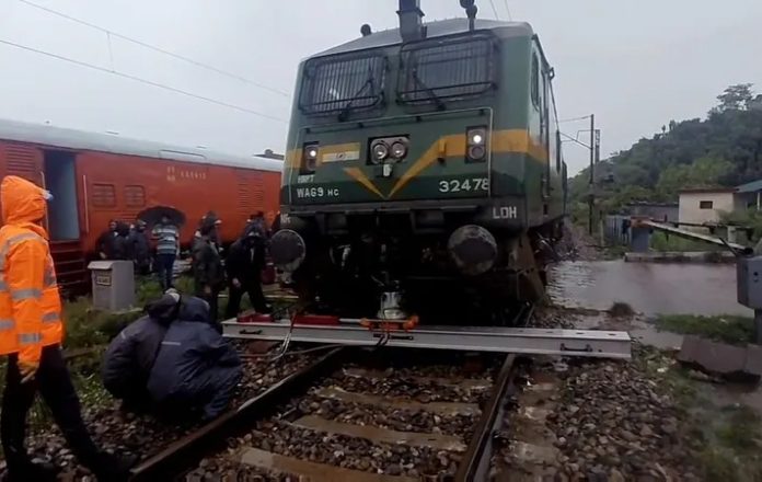 कठुआ में अचानक आई बाढ़ से पटरी क्षतिग्रस्त होने के बाद मालगाड़ी पटरी से उतरी कठुआ में अचानक आई बाढ़ से पटरी क्षतिग्रस्त होने के बाद मालगाड़ी पटरी से उतरी