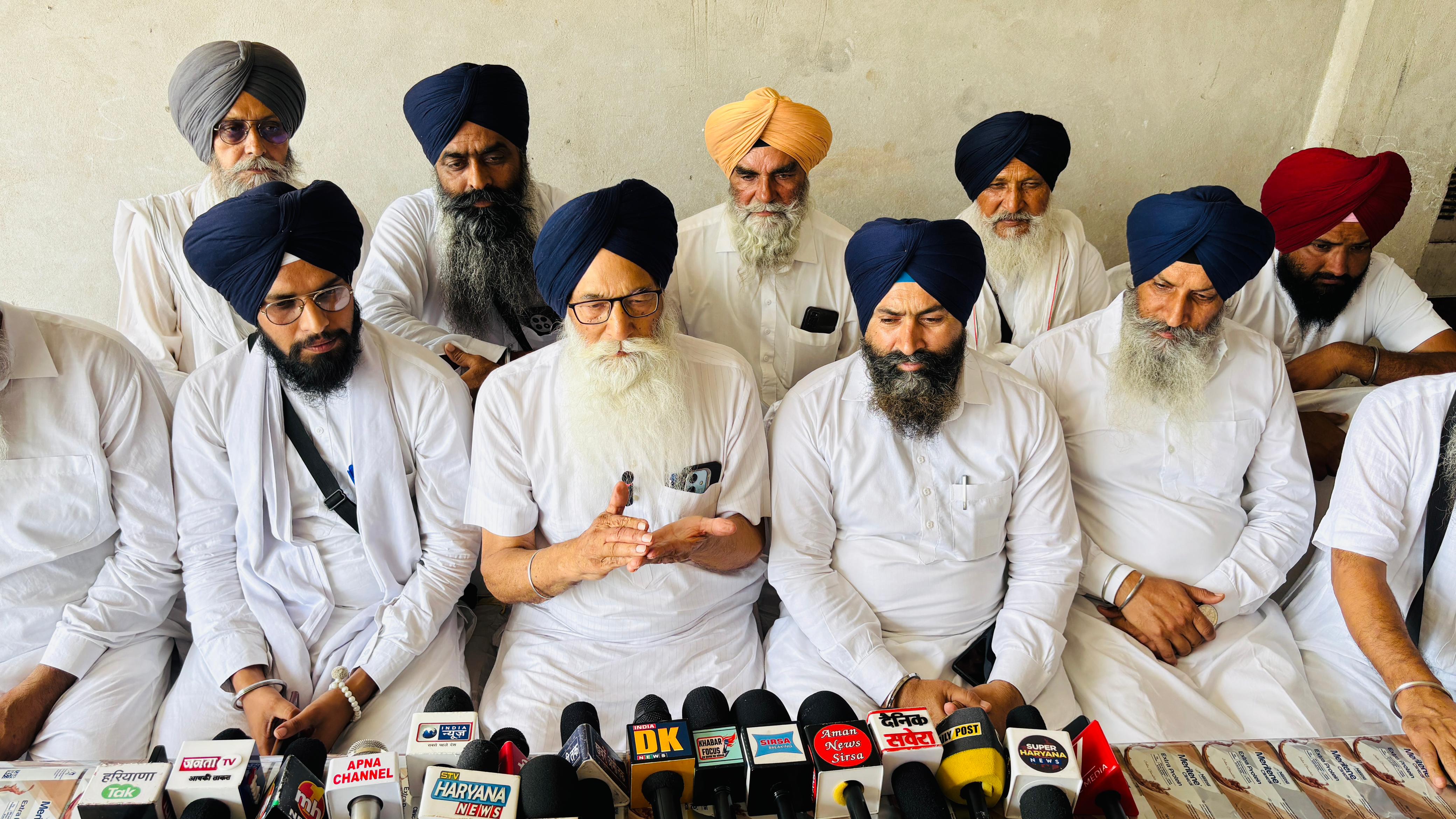 मीडिया से रूबरू होते अकाल पंथक मोर्चा के सदस्य। मीडिया से रूबरू होते अकाल पंथक मोर्चा के सदस्य।