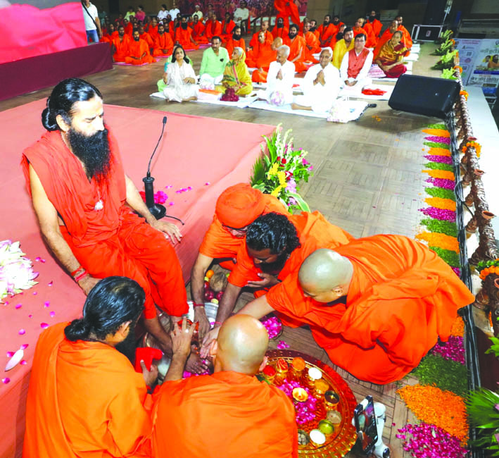 पूजन करते हुए पूजन करते हुए