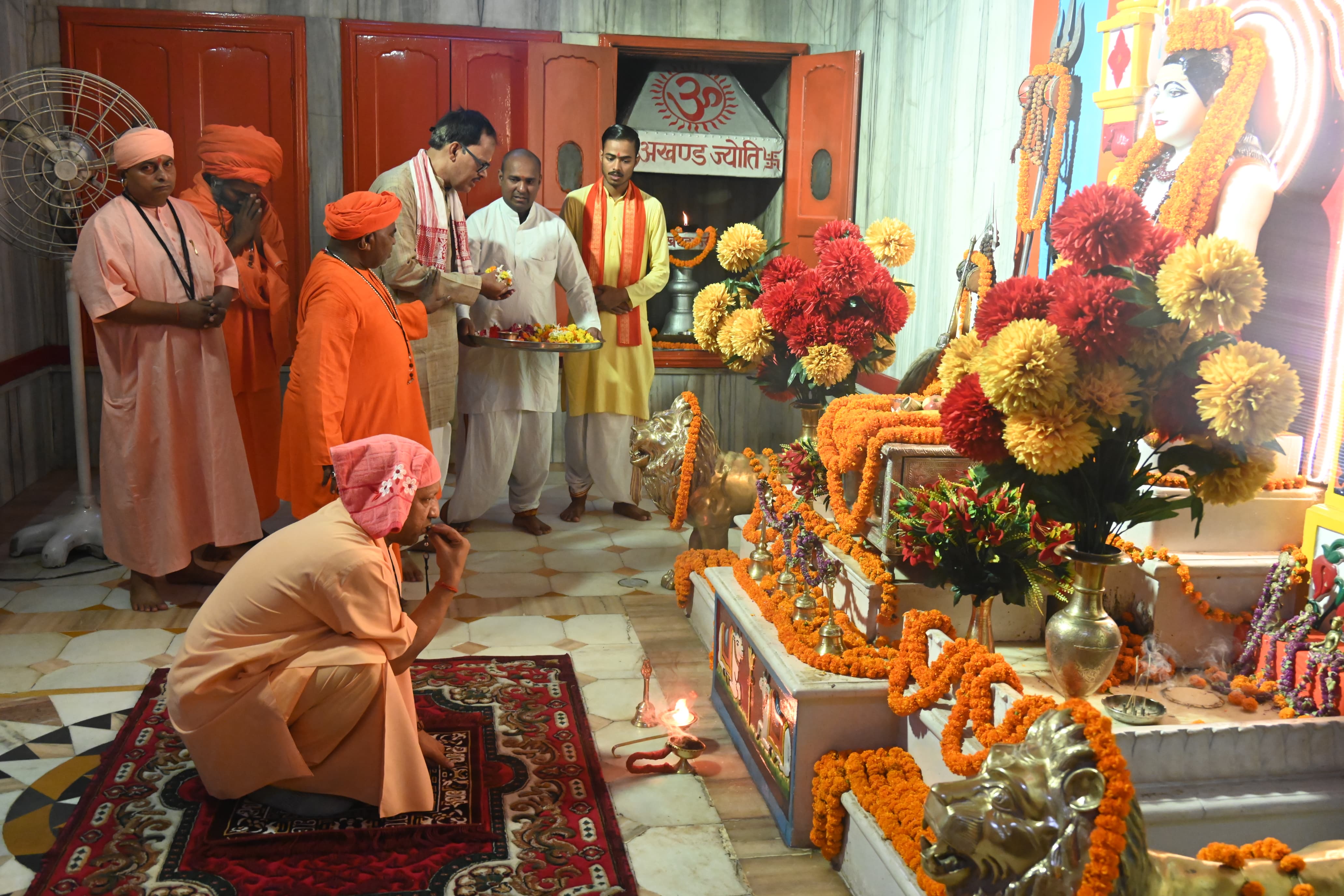 अपने गुरुदेव ब्रह्मलीन महंत अवेद्यनाथ, दादागुरु ब्रह्मलीन महंत दिग्विजयनाथ समेत नाथपंथ के सभी गुरुजन के प्रति निवेदित की श्रद्धा* अपने गुरुदेव ब्रह्मलीन महंत अवेद्यनाथ, दादागुरु ब्रह्मलीन महंत दिग्विजयनाथ समेत नाथपंथ के सभी गुरुजन के प्रति निवेदित की श्रद्धा*