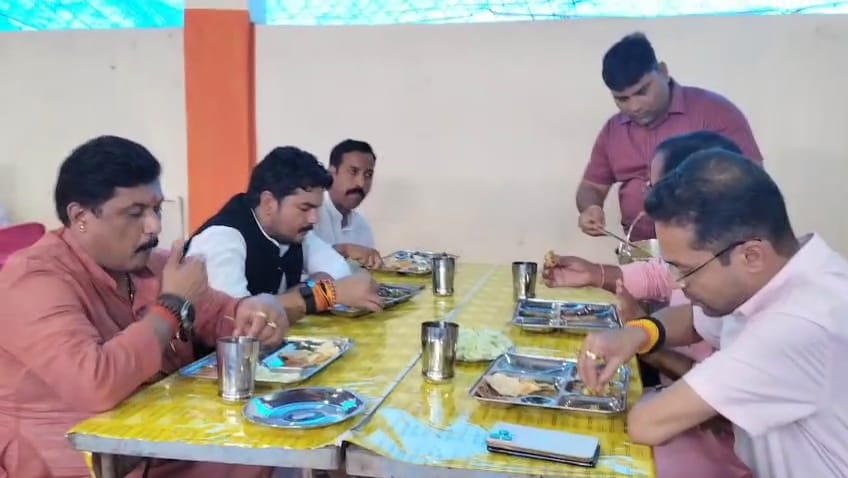 अशोकनगर: गुरुपूर्णिमा के अवसर पर करीला धाम में सीता रसोई का शुभारंभ अशोकनगर: गुरुपूर्णिमा के अवसर पर करीला धाम में सीता रसोई का शुभारंभ