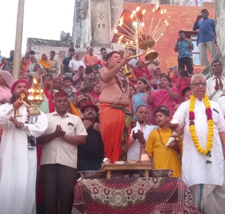 गुरु पूर्णिमा के मौके पर आरती करते आचार्य गुरु पूर्णिमा के मौके पर आरती करते आचार्य