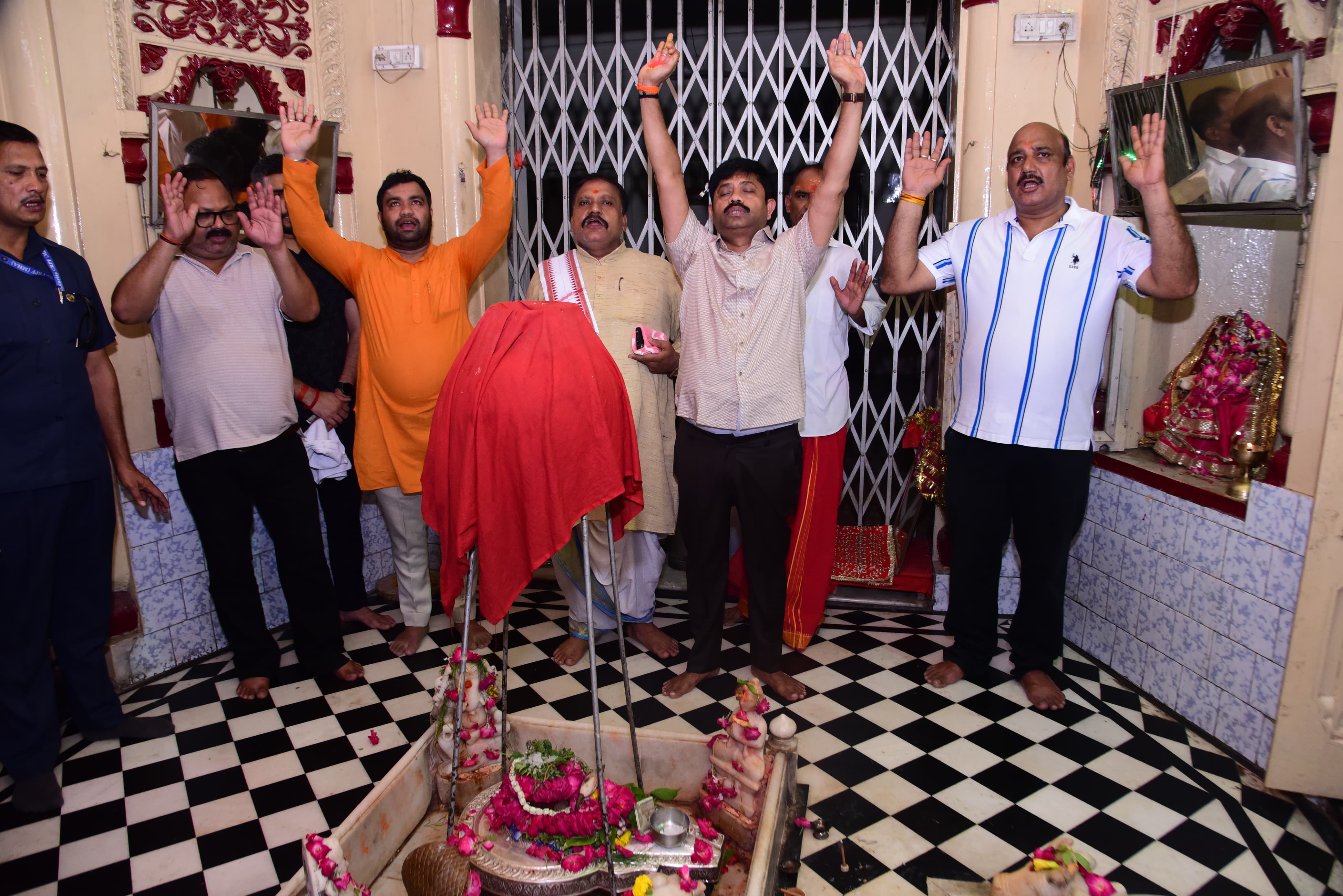 प्रयागराज के हाटकेश्वरनाथ मंदिर में सफाई करते हुए मंत्री नंदी का छाया चित्र प्रयागराज के हाटकेश्वरनाथ मंदिर में सफाई करते हुए मंत्री नंदी का छाया चित्र