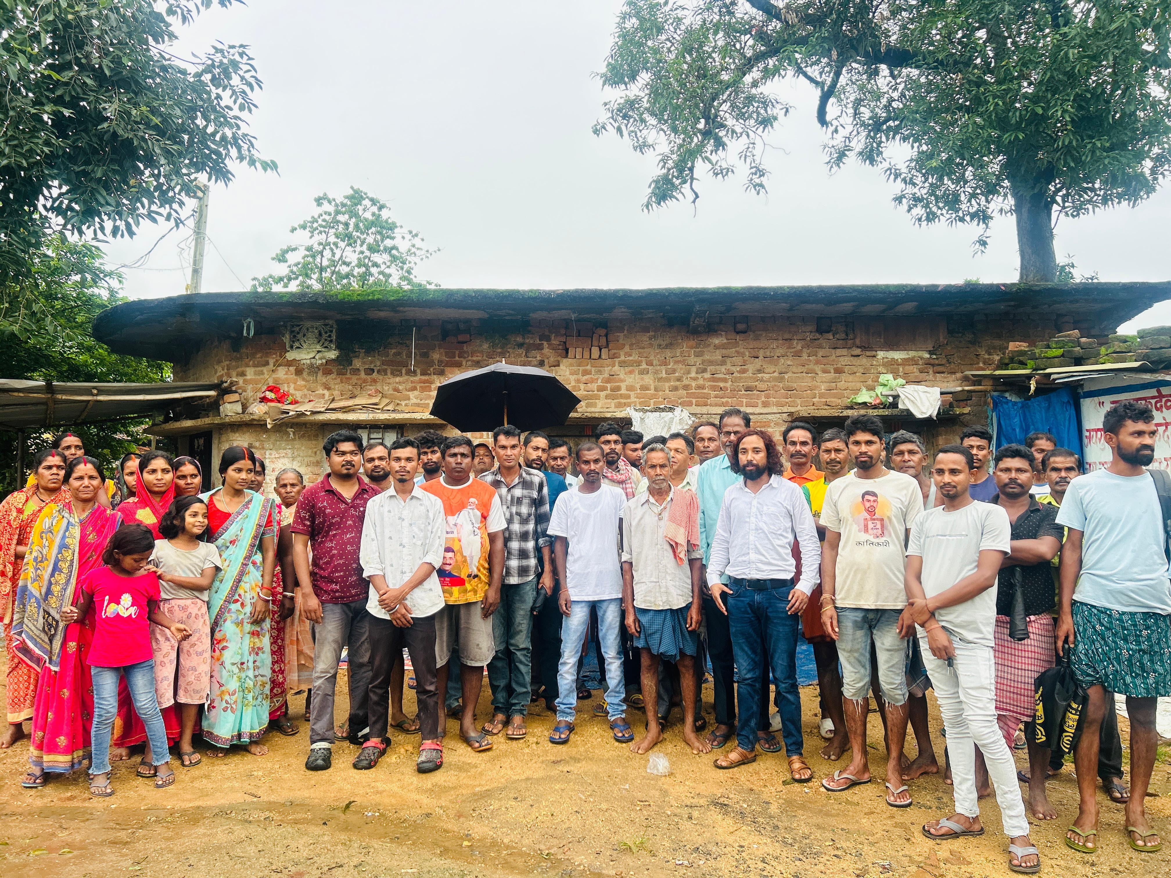 ग्रामीण रैयतों के साथ देवेंद्रनाथ महतो ग्रामीण रैयतों के साथ देवेंद्रनाथ महतो