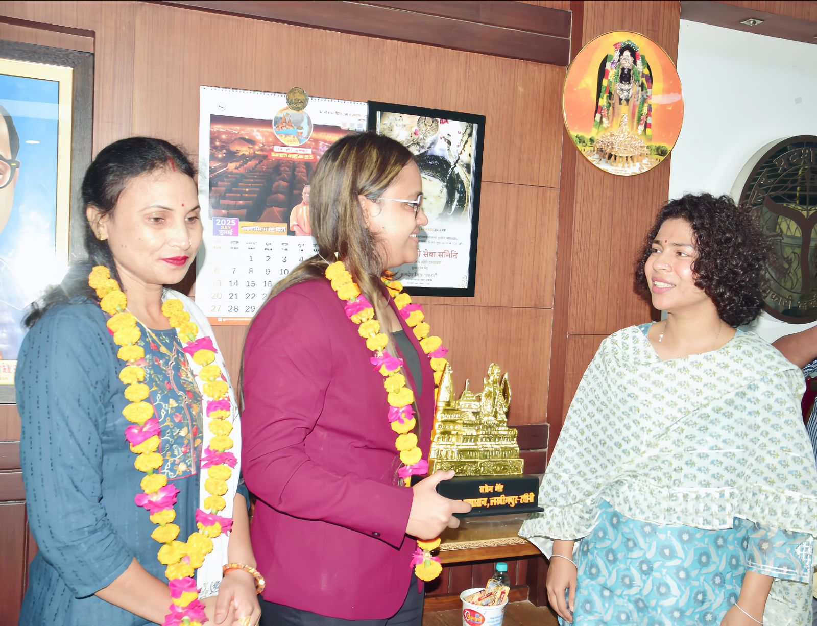 स्मृति चिन्ह देकर व माला पहनकर अनुष्का को सम्मानित करती डीएम दुर्गा शक्ति नागपाल स्मृति चिन्ह देकर व माला पहनकर अनुष्का को सम्मानित करती डीएम दुर्गा शक्ति नागपाल