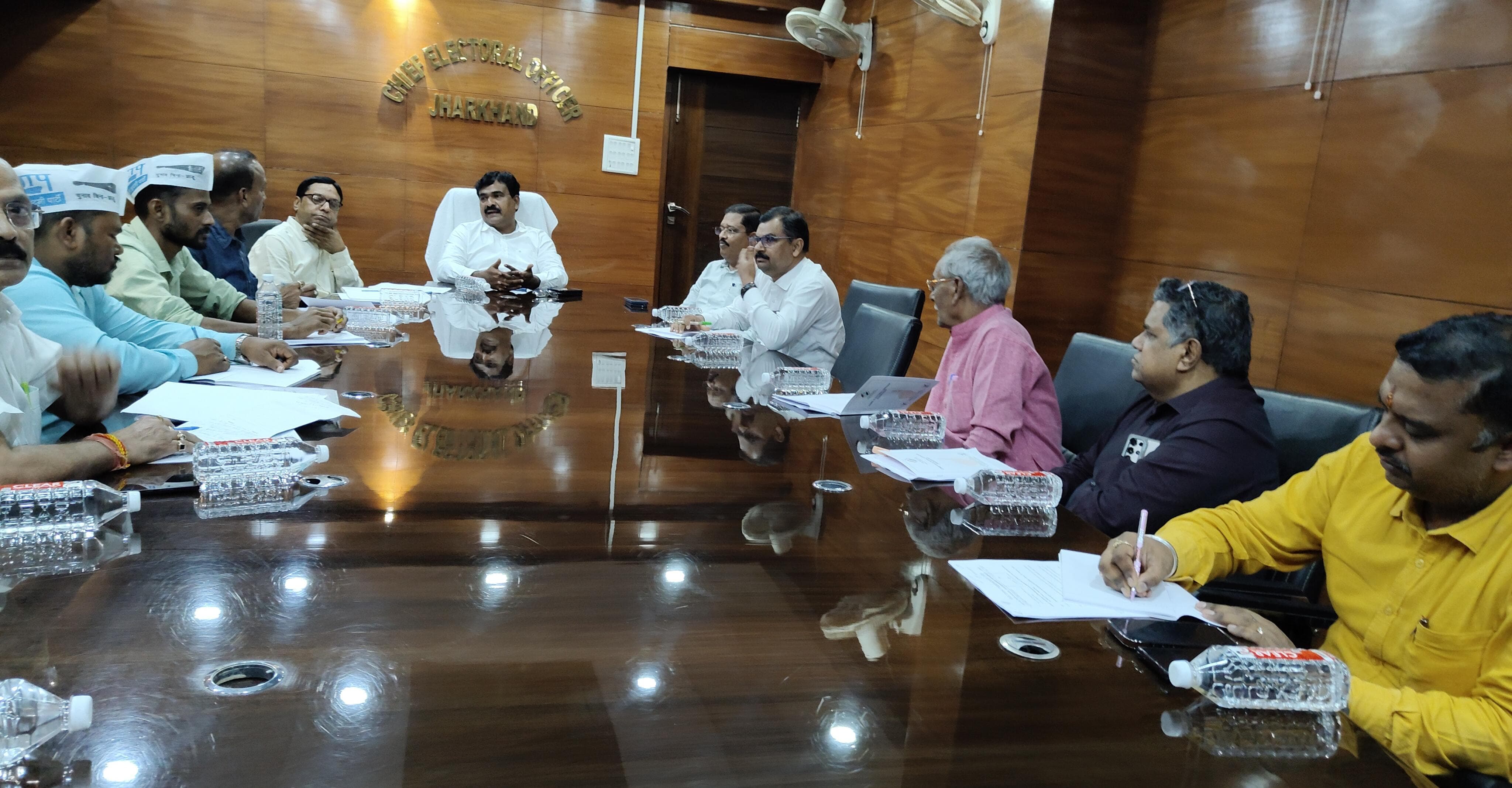 मुख्य निर्वाचन पदाधिकारी बैठक करते हुए मुख्य निर्वाचन पदाधिकारी बैठक करते हुए