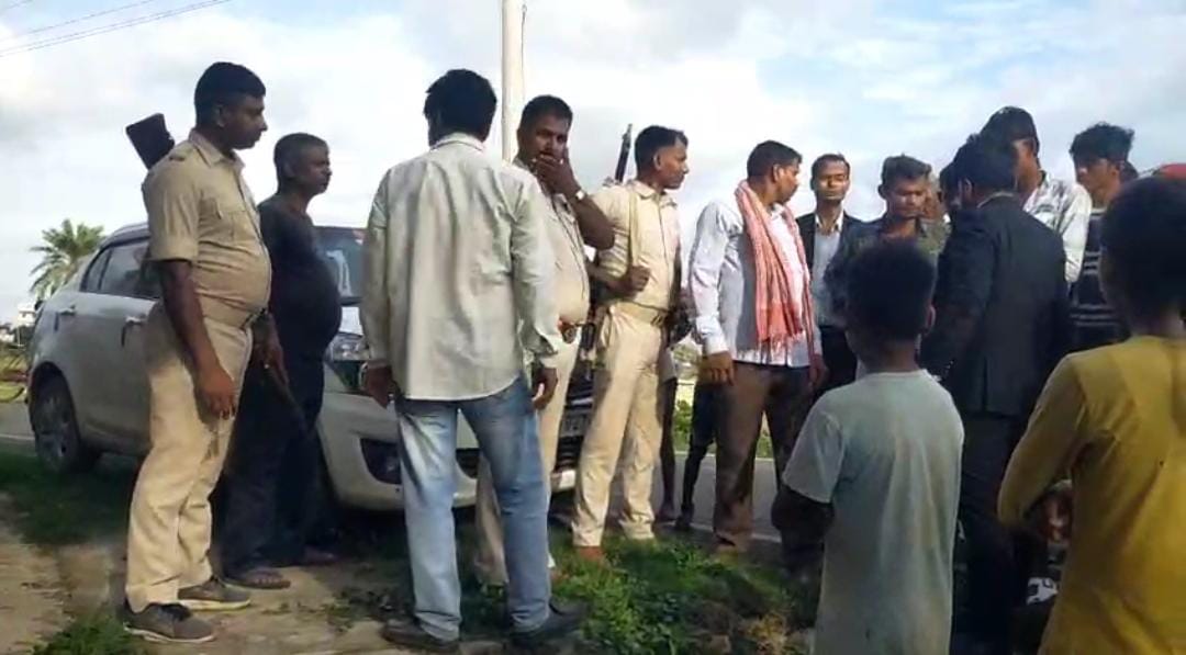पूछताछ करती पुलिस पूछताछ करती पुलिस