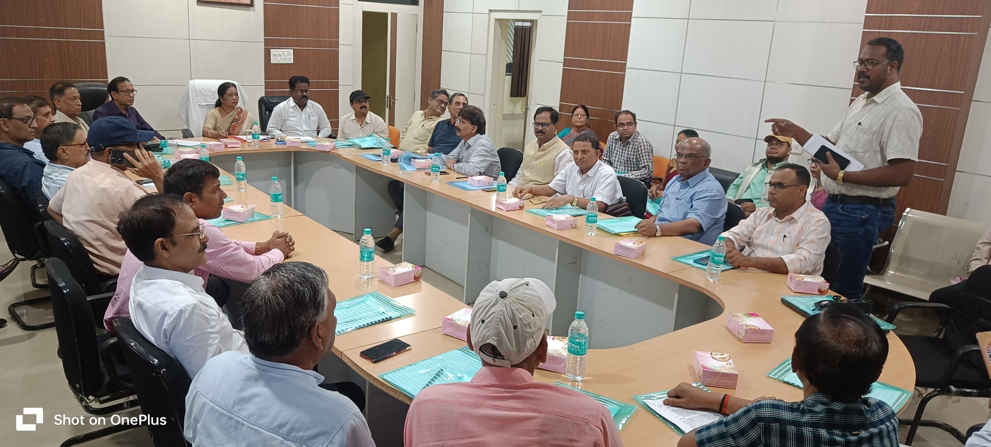 बैठक करते कुलपति व अन्य बैठक करते कुलपति व अन्य