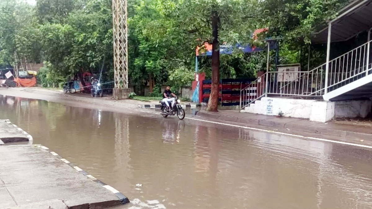 बरसात के बाद जलभराव का दृश्य बरसात के बाद जलभराव का दृश्य
