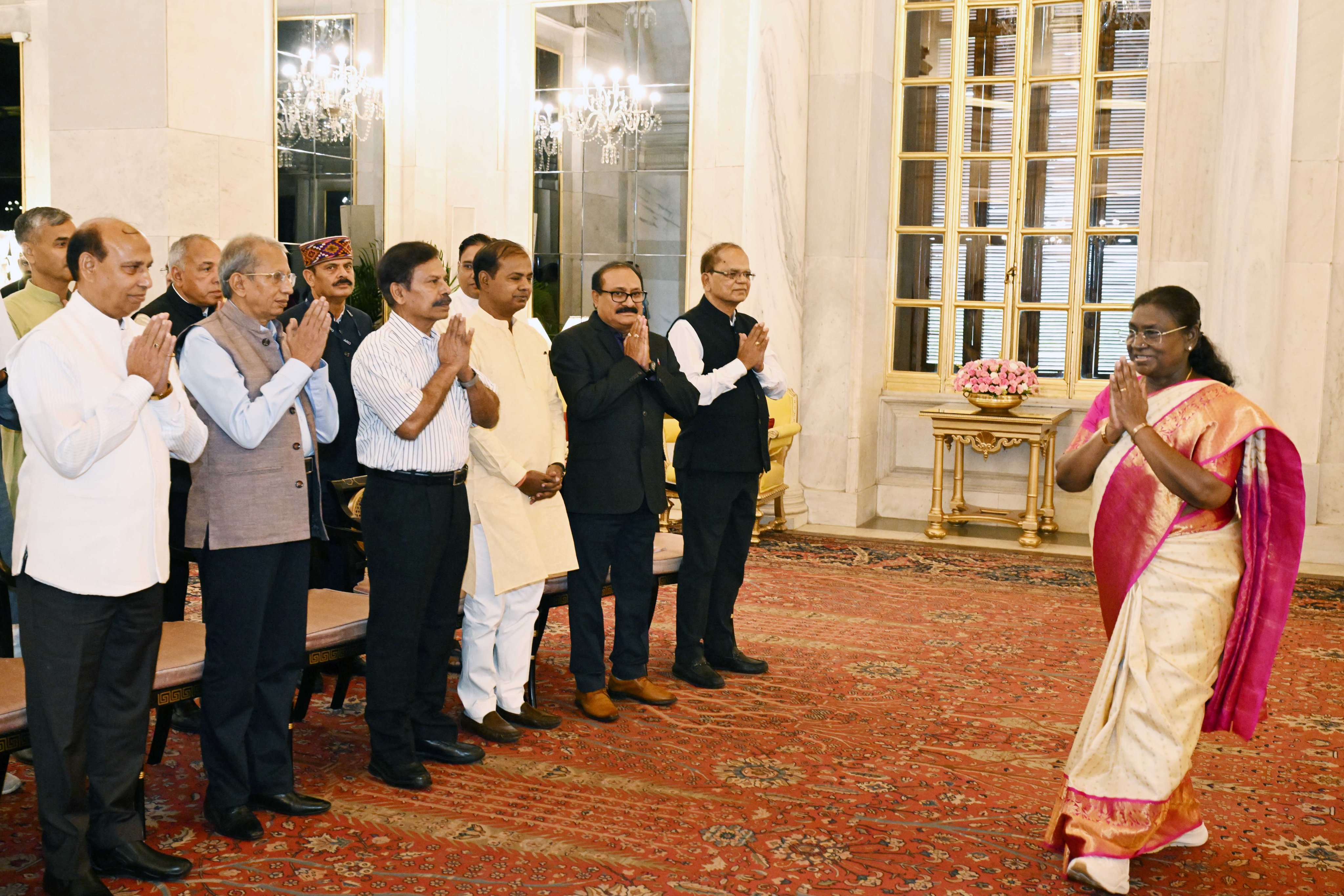 राष्ट्रपति द्रौपदी मुर्मु से मुलाकात के दौरान देशभर के प्रमुख जनजातीय प्रतिनिधि राष्ट्रपति द्रौपदी मुर्मु से मुलाकात के दौरान देशभर के प्रमुख जनजातीय प्रतिनिधि