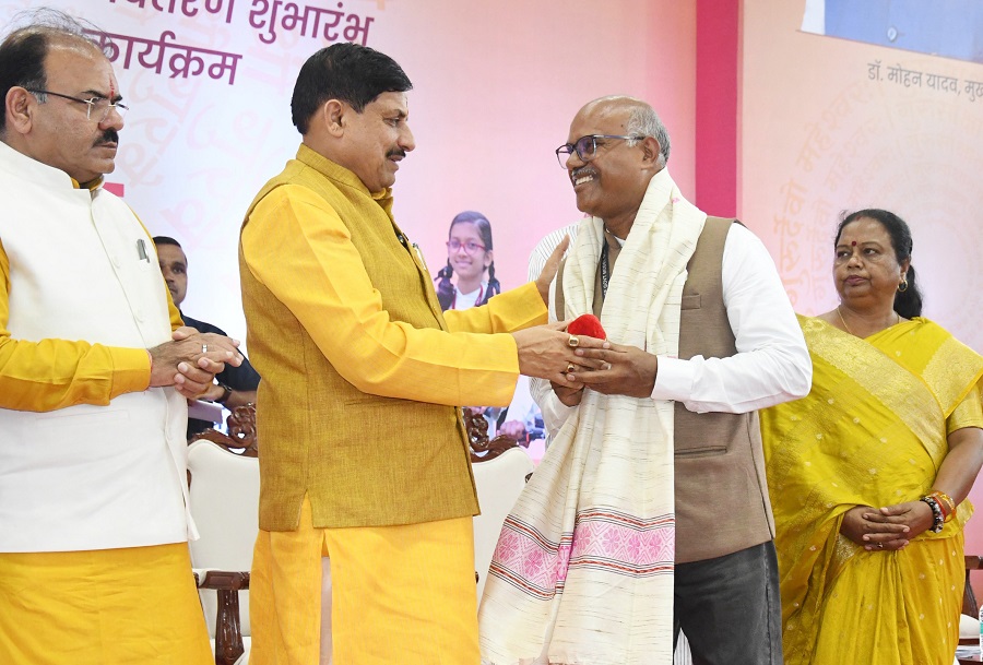 शिक्षकों का सम्मान करते हुए मुख्यमंत्री डॉ. मोहन यादव शिक्षकों का सम्मान करते हुए मुख्यमंत्री डॉ. मोहन यादव