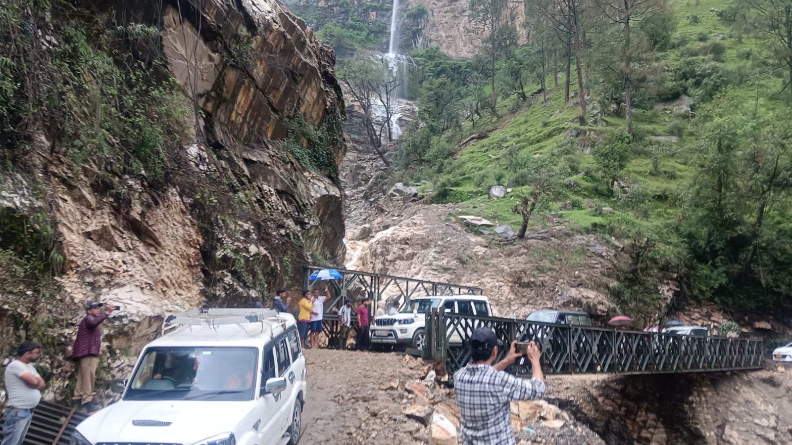 बेली ब्रिज पर दौड़ते वाहन। बेली ब्रिज पर दौड़ते वाहन।