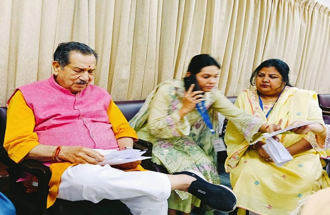 इंद्रेश कुमार के साथ शमीम बानो। मध्य में डॉ. शालिनी अली इंद्रेश कुमार के साथ शमीम बानो। मध्य में डॉ. शालिनी अली