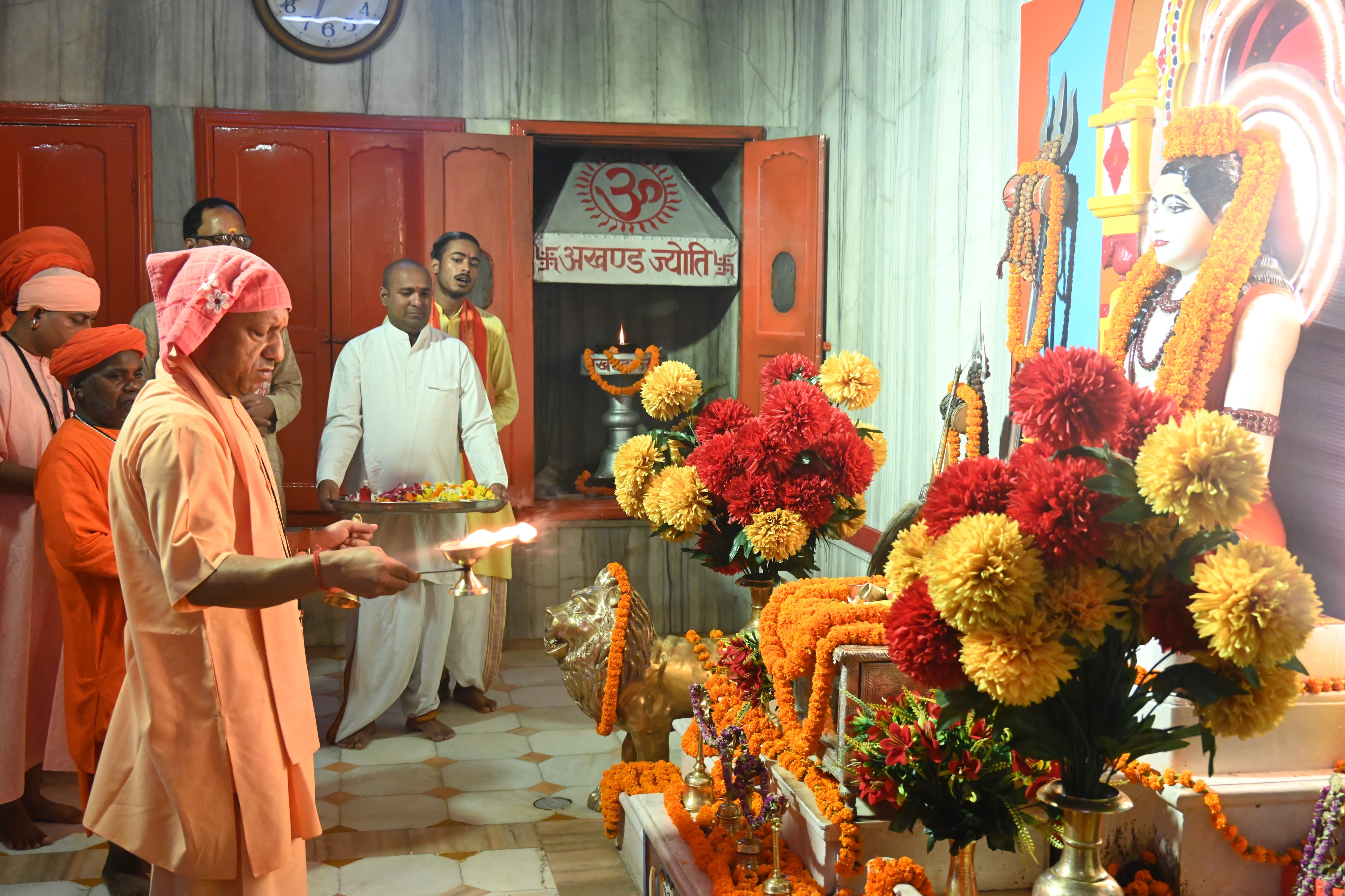 अपने गुरुदेव ब्रह्मलीन महंत अवेद्यनाथ, दादागुरु ब्रह्मलीन महंत दिग्विजयनाथ समेत नाथपंथ के सभी गुरुजन के प्रति निवेदित की श्रद्धा* अपने गुरुदेव ब्रह्मलीन महंत अवेद्यनाथ, दादागुरु ब्रह्मलीन महंत दिग्विजयनाथ समेत नाथपंथ के सभी गुरुजन के प्रति निवेदित की श्रद्धा*