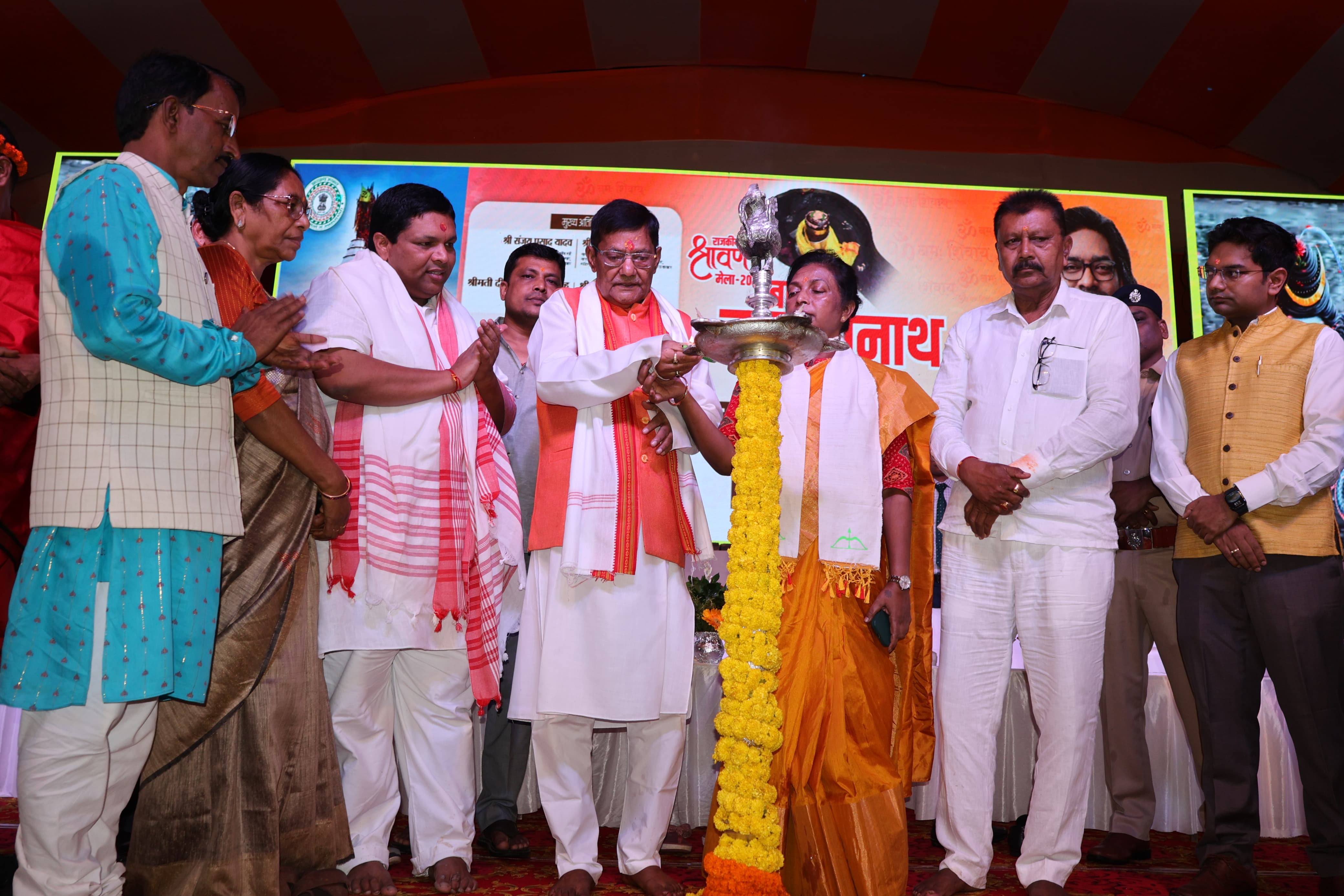 द्वीप प्रज्जवलित कर मेला का उद्घाटन करते अतिथि द्वीप प्रज्जवलित कर मेला का उद्घाटन करते अतिथि