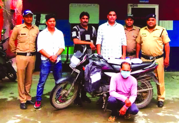 पुलिस गिरफ्त में आरोपित पुलिस गिरफ्त में आरोपित