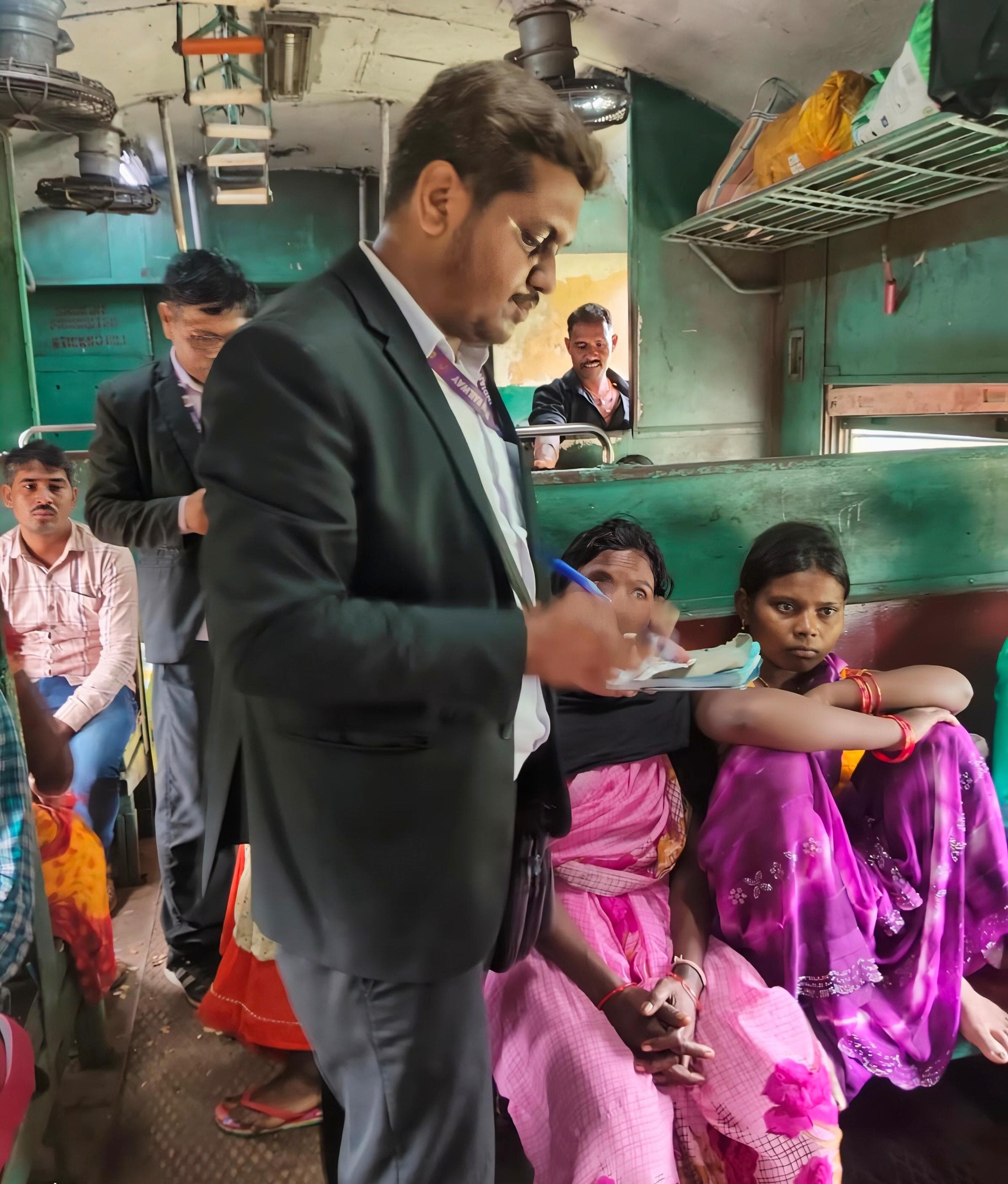 जांच अभियान चलाते टीटीई जांच अभियान चलाते टीटीई