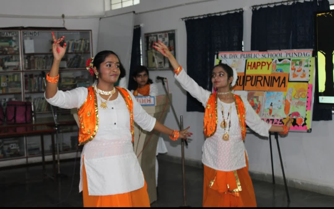 गुरु पूर्णिमा पर कार्यक्रम की फोटो गुरु पूर्णिमा पर कार्यक्रम की फोटो