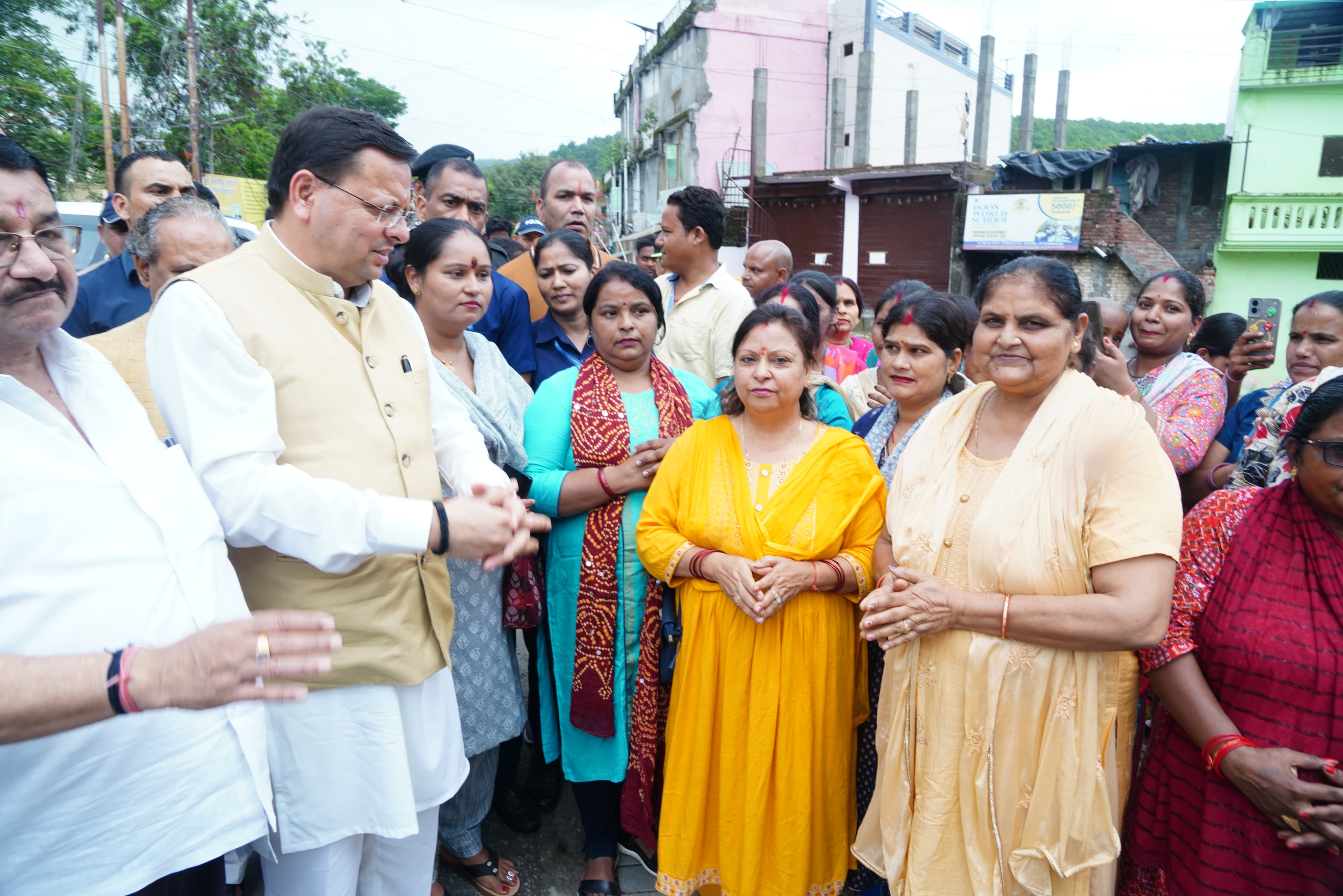 मुख्यमंत्री स्थानीय लोगों की समस्याएं सुनते। मुख्यमंत्री स्थानीय लोगों की समस्याएं सुनते।