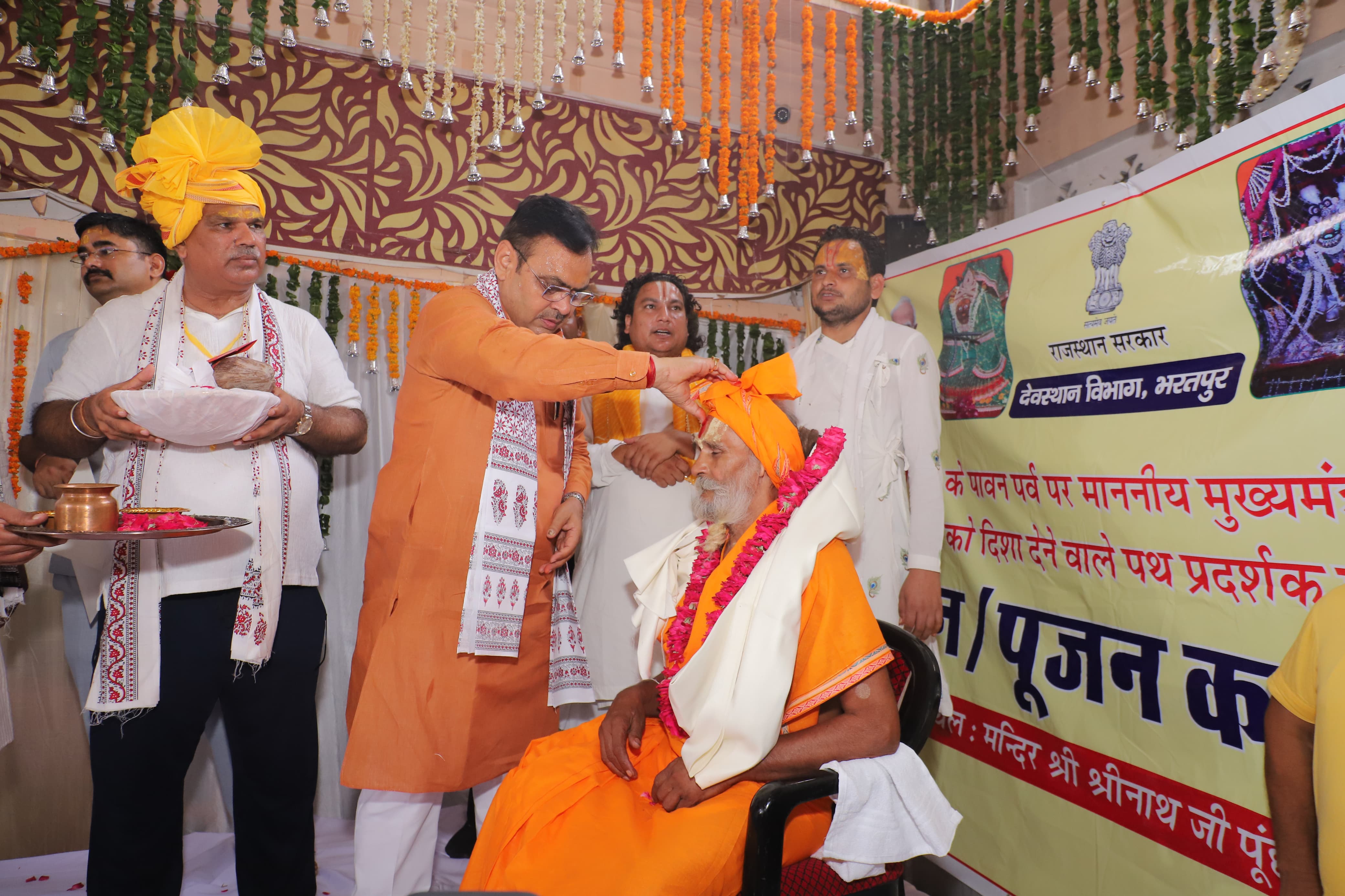 गुरु पूर्णिमा पर किया गुरुओं का सम्मान करते हुए सीम भजनलाल शर्मा गुरु पूर्णिमा पर किया गुरुओं का सम्मान करते हुए सीम भजनलाल शर्मा