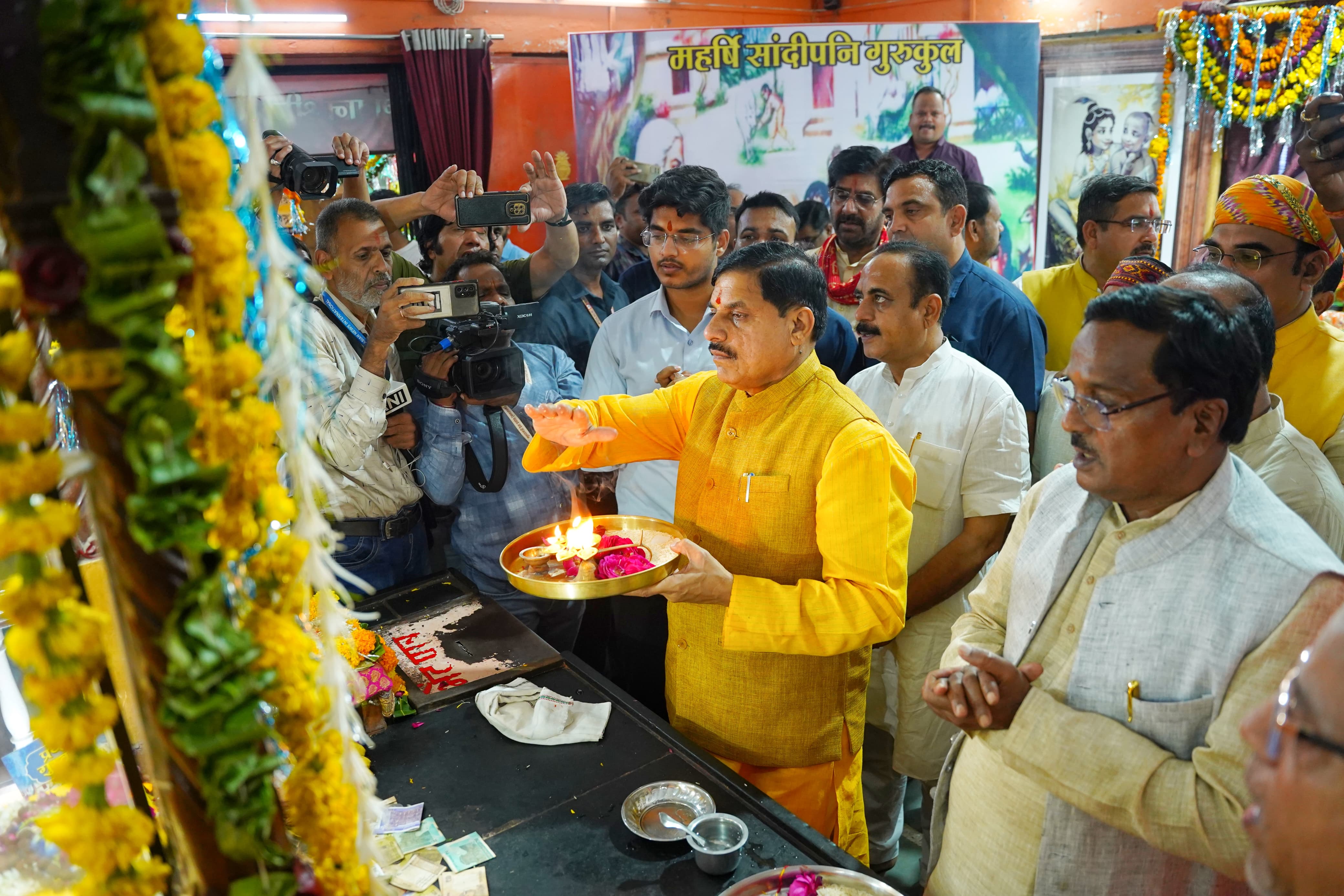 गुरूपूर्णिमा पर मुख्यमंत्री पहुंचे महर्षि सांदीपनि आश्रम * पूजन-आरती करके लिया आशीर्वाद गुरूपूर्णिमा पर मुख्यमंत्री पहुंचे महर्षि सांदीपनि आश्रम * पूजन-आरती करके लिया आशीर्वाद