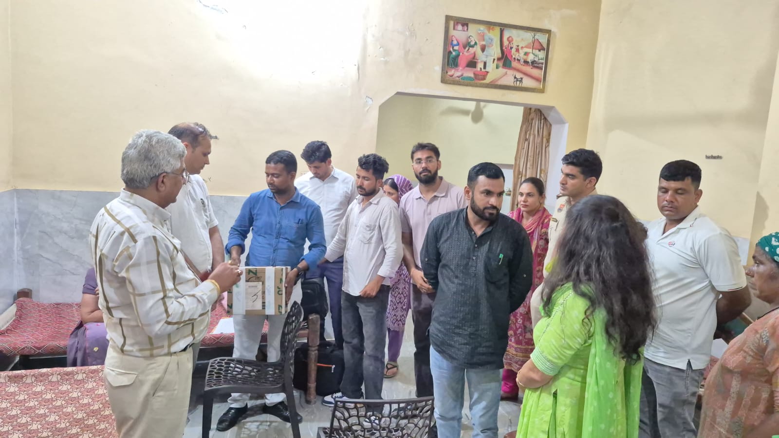 मिर्चपुर की सीएससी में मामले की जांच करते हुई स्वास्थ्य विभाग की टीम।