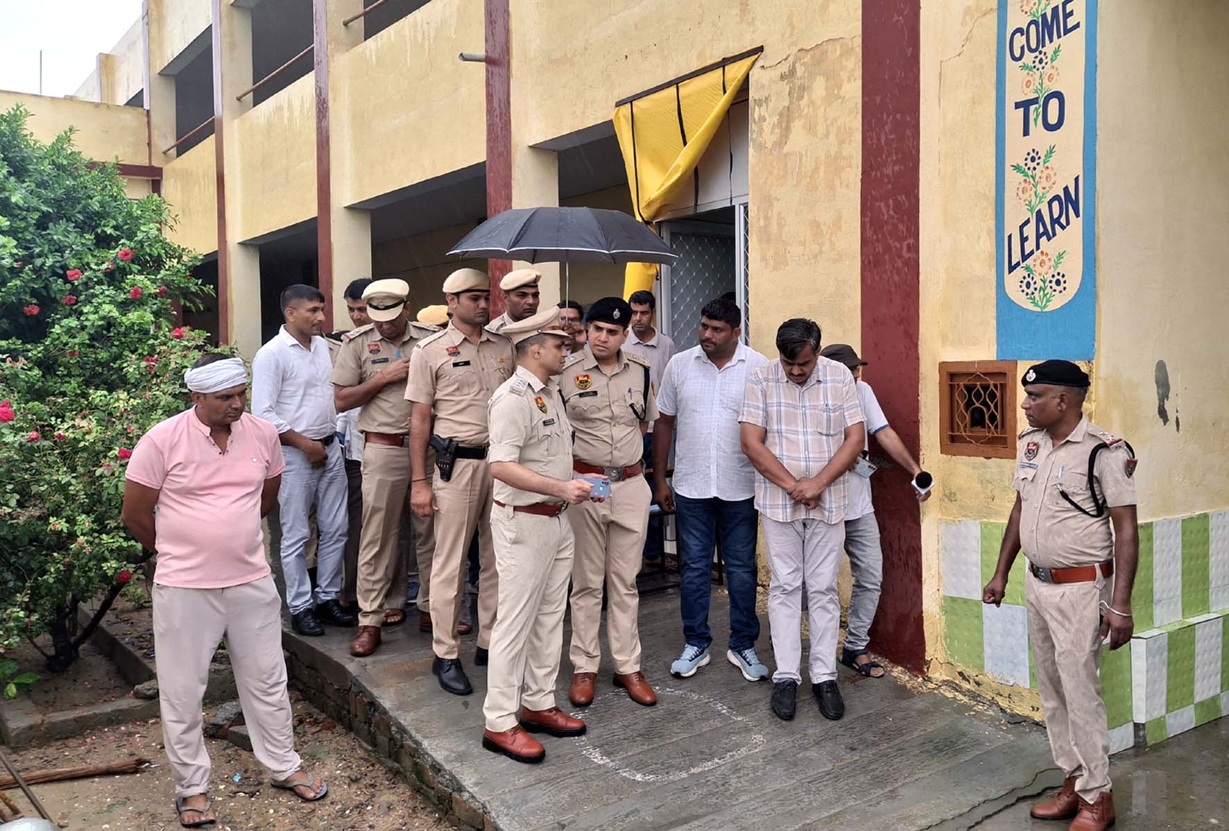 घटनास्थल का दौरा करते हुए पुलिस अधीक्षक अमित यशवर्धन व अन्य।