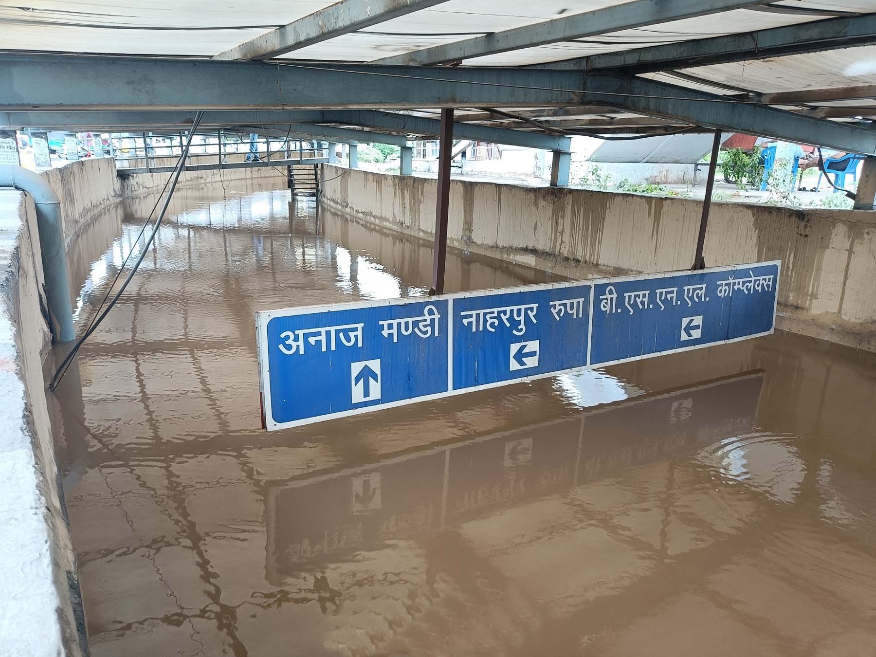 गुरुग्राम में राजीव चौक के पास अंडरपास में भरा गहरा बरसाती पानी। गुरुग्राम में राजीव चौक के पास अंडरपास में भरा गहरा बरसाती पानी।