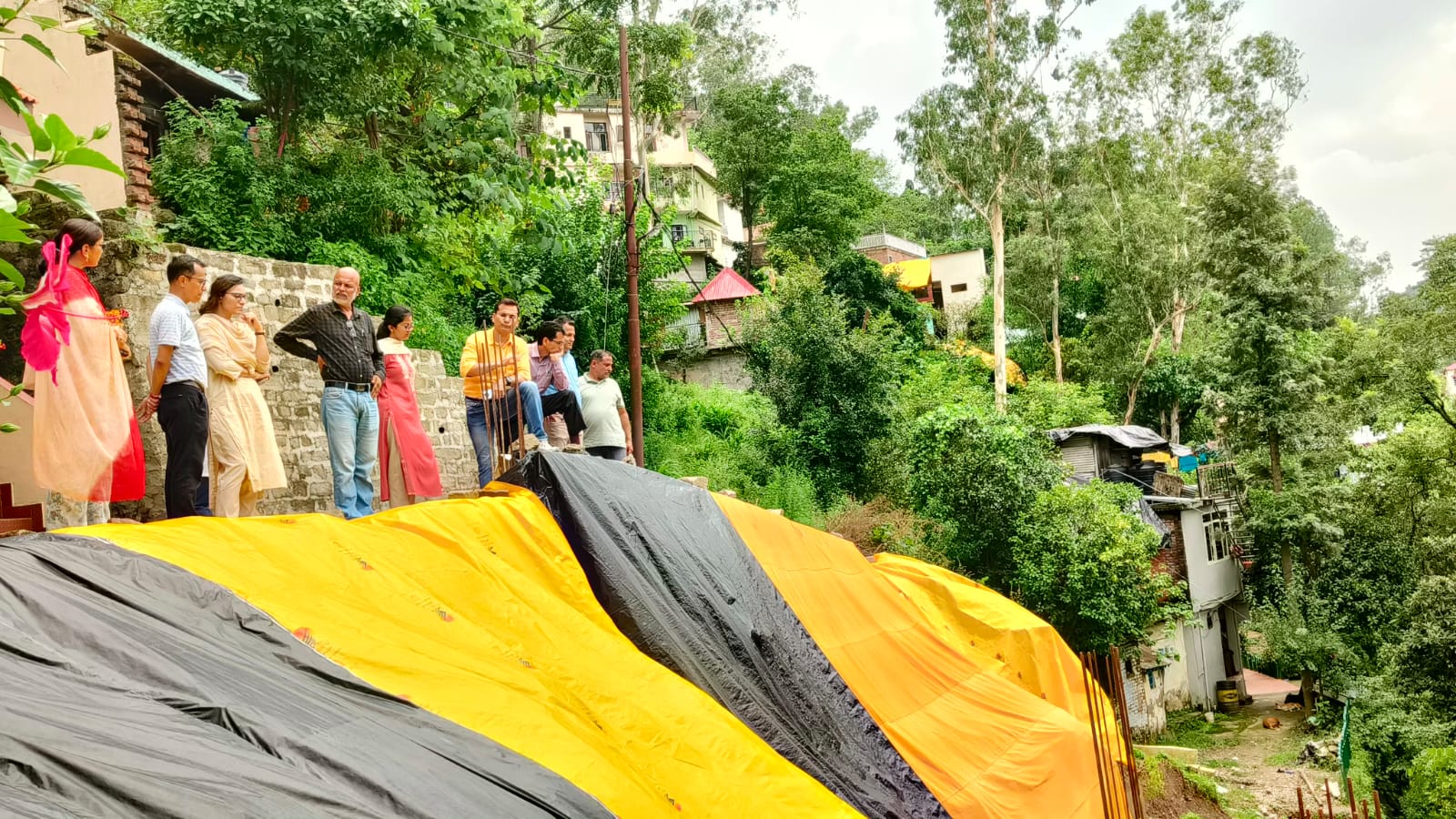 भू-धंसाव का जायजा लेती आईआईटी की टीम नगर निगम के आयुक्त के साथ । भू-धंसाव का जायजा लेती आईआईटी की टीम नगर निगम के आयुक्त के साथ ।