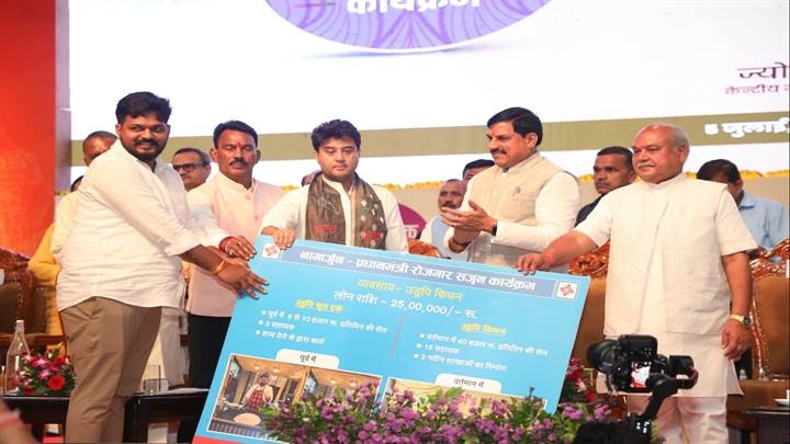 नागार्जुन को सम्मानित करते हुए सिंधिया (फाइल फोटो) नागार्जुन को सम्मानित करते हुए सिंधिया (फाइल फोटो)