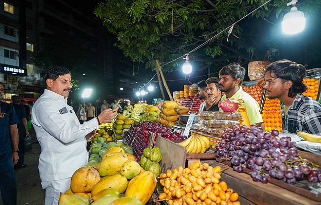 भोपालः मुख्यमंत्री अचानक पहुंचे न्यू मार्केट, ठेले से खरीदे फल भोपालः मुख्यमंत्री अचानक पहुंचे न्यू मार्केट, ठेले से खरीदे फल