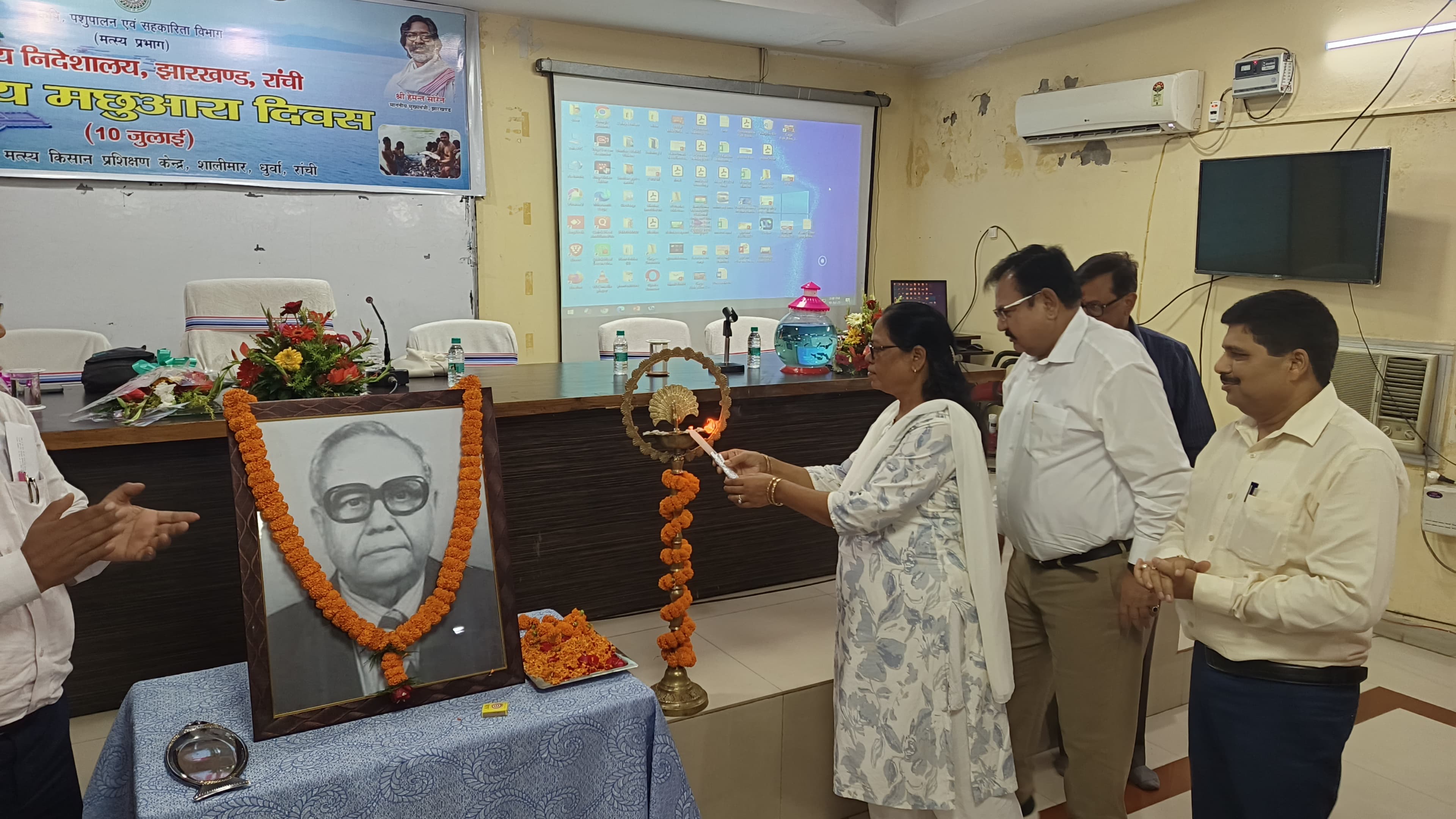 कार्यक्रम में शामिल मुख्य अतिथि समेत अन्य कार्यक्रम में शामिल मुख्य अतिथि समेत अन्य