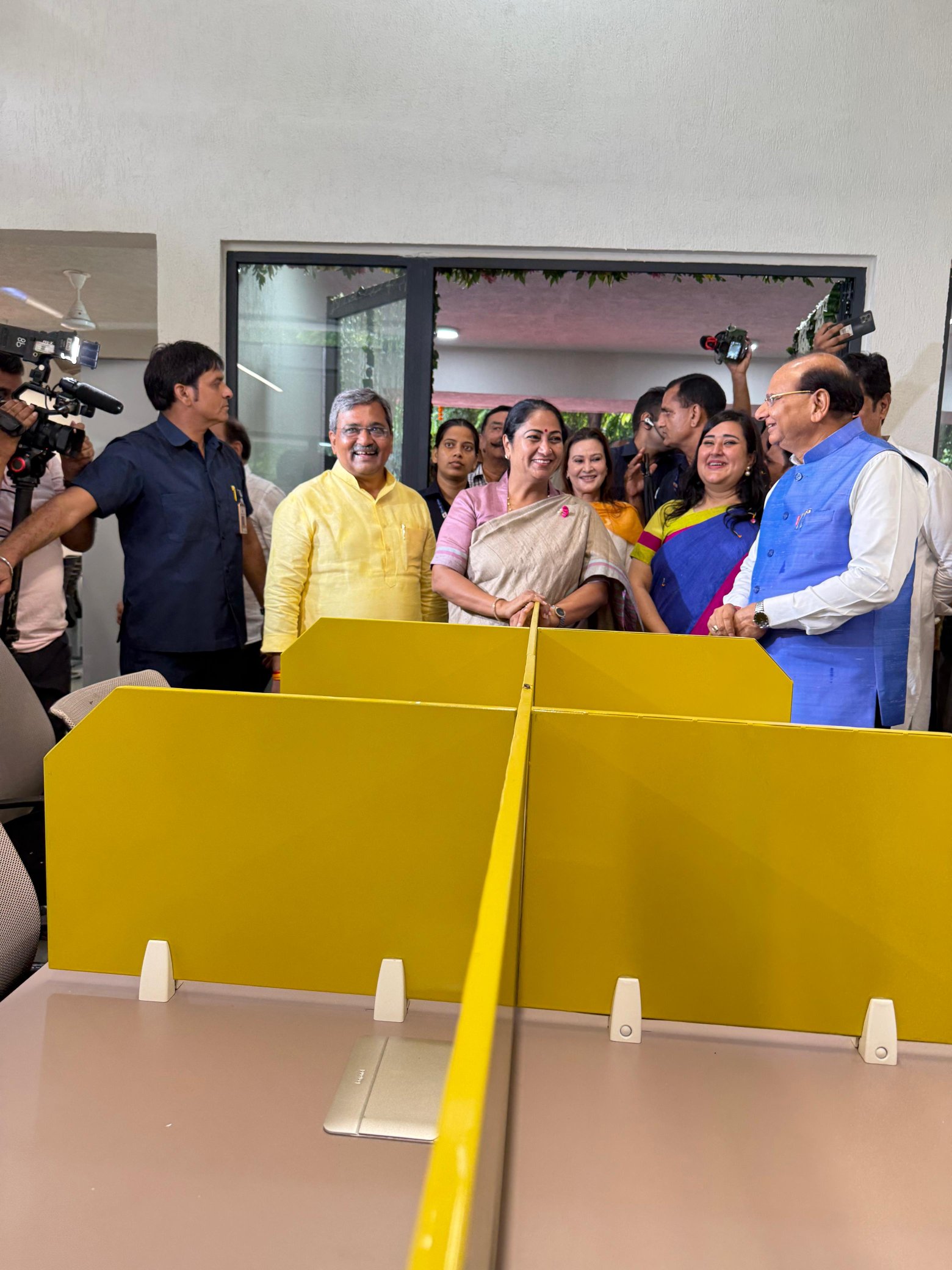 मालवीय नगर के अदचिनी गांव गुरुवार को 'आरंभ पुस्तकालय' का उद्घाटन करते दिल्ली के उपराज्यपाल विनय कुमार सक्सेना और मुख्यमंत्री रेखा, साथ में सांसद बांसुरी स्वराज मालवीय नगर के अदचिनी गांव गुरुवार को 'आरंभ पुस्तकालय' का उद्घाटन करते दिल्ली के उपराज्यपाल विनय कुमार सक्सेना और मुख्यमंत्री रेखा, साथ में सांसद बांसुरी स्वराज