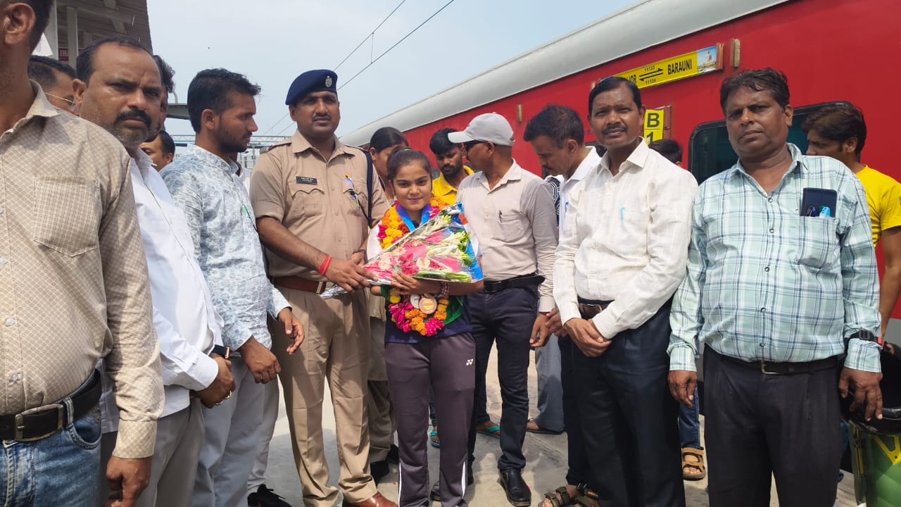 स्टेशन पर स्वागत करते लोग