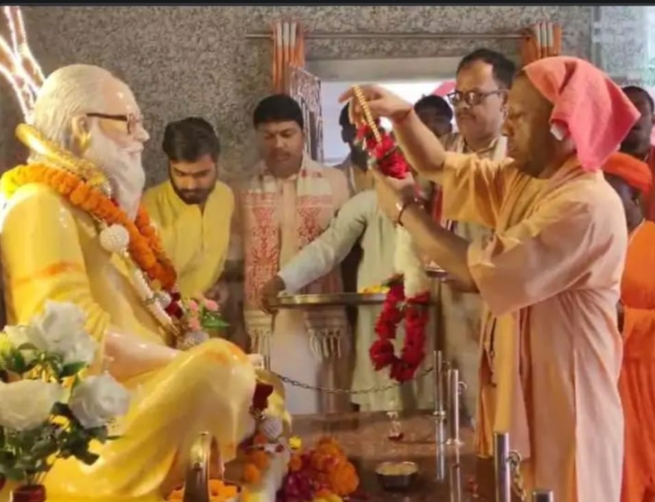 अपने गुरुदेव ब्रह्मलीन महंत अवेद्यनाथ, दादागुरु ब्रह्मलीन महंत दिग्विजयनाथ समेत नाथपंथ के सभी गुरुजन के प्रति निवेदित की श्रद्धा* अपने गुरुदेव ब्रह्मलीन महंत अवेद्यनाथ, दादागुरु ब्रह्मलीन महंत दिग्विजयनाथ समेत नाथपंथ के सभी गुरुजन के प्रति निवेदित की श्रद्धा*