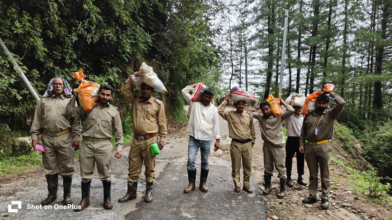 निरंकारी सेवादार जवान राहत सामग्री ले जाते हुए। निरंकारी सेवादार जवान राहत सामग्री ले जाते हुए।