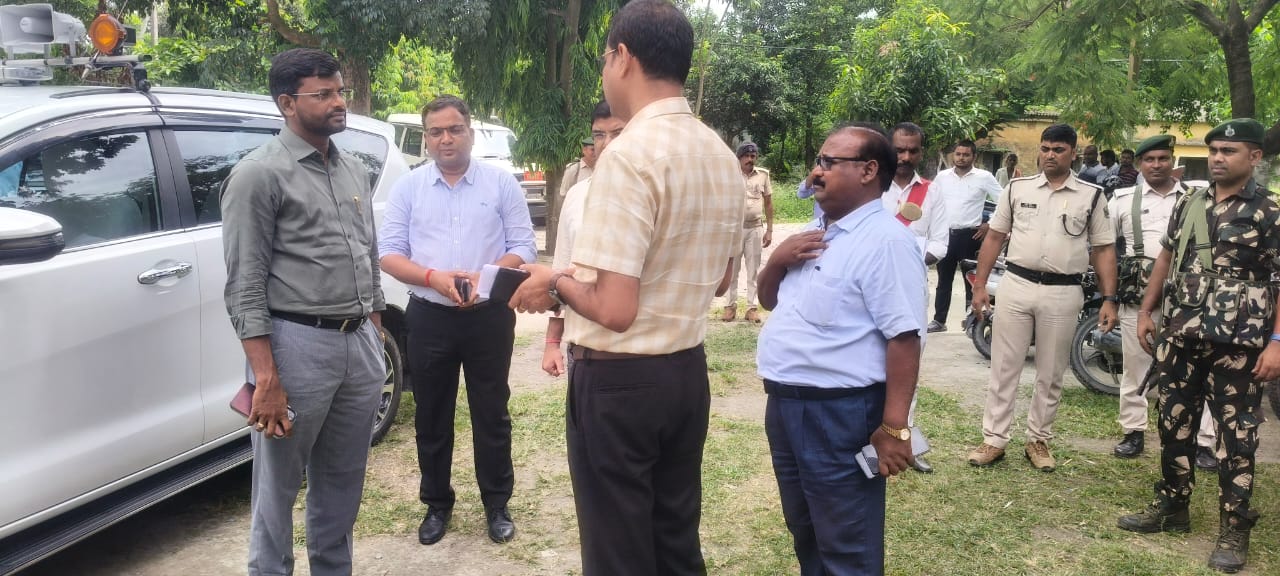 अररिया फोटो:नरपतगंज ब्लॉक में डीएम अनिल कुमार अररिया फोटो:नरपतगंज ब्लॉक में डीएम अनिल कुमार
