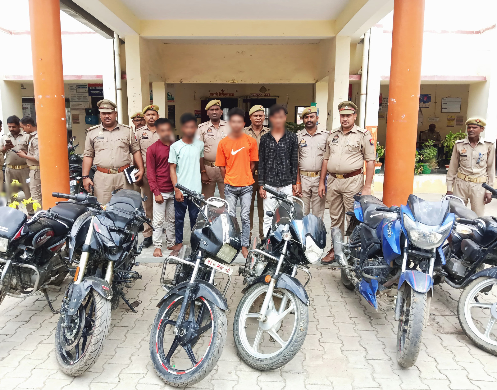गिरफ्तार आरोपित, बरामद मोटरसाइकि के साथ शहर कोतवाली पुलिस। गिरफ्तार आरोपित, बरामद मोटरसाइकि के साथ शहर कोतवाली पुलिस।