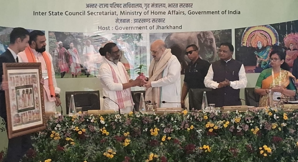 मुख्यमंत्री हेमंत गृह मंत्री का स्वागत करते हुए मुख्यमंत्री हेमंत गृह मंत्री का स्वागत करते हुए