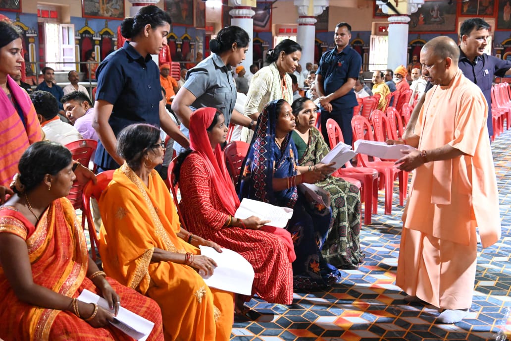 गुरु पूर्णिमा के आनुष्ठानिक कार्यक्रम की व्यस्तता के बाद भी सीएम ने जनता दर्शन में सुनीं समस्याएं* गुरु पूर्णिमा के आनुष्ठानिक कार्यक्रम की व्यस्तता के बाद भी सीएम ने जनता दर्शन में सुनीं समस्याएं*
