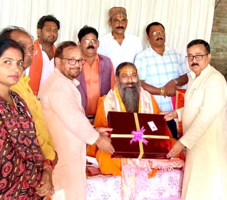 संत को सम्मानित करते हुए