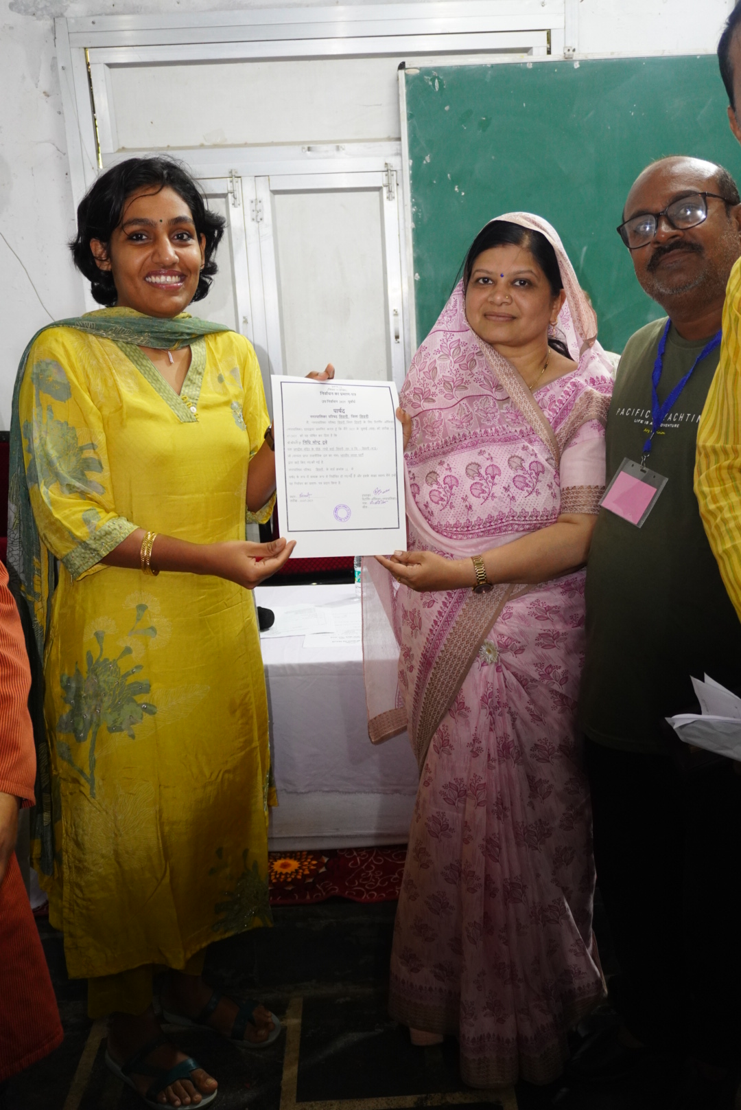 Seoni: Mrs. Nidhi Dubey won the councillor election by 527 votes Seoni: Mrs. Nidhi Dubey won the councillor election by 527 votes