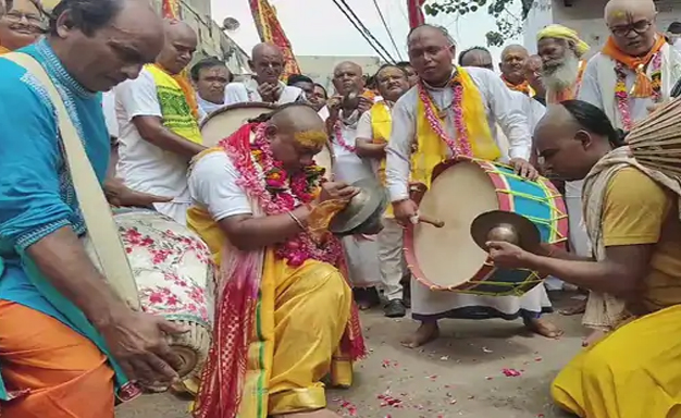 मुड़िया संत शोभायात्रा में उत्साह के साथ नृत्य करते हुए मुड़िया संत शोभायात्रा में उत्साह के साथ नृत्य करते हुए