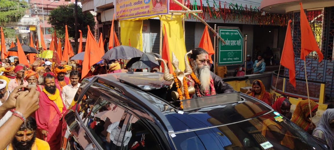 शाही यात्रा में भाग लेते साधु संत शाही यात्रा में भाग लेते साधु संत