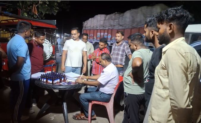 प्रतिबंधित कफ सिरप के साथ तस्कर गिरफ्तार प्रतिबंधित कफ सिरप के साथ तस्कर गिरफ्तार