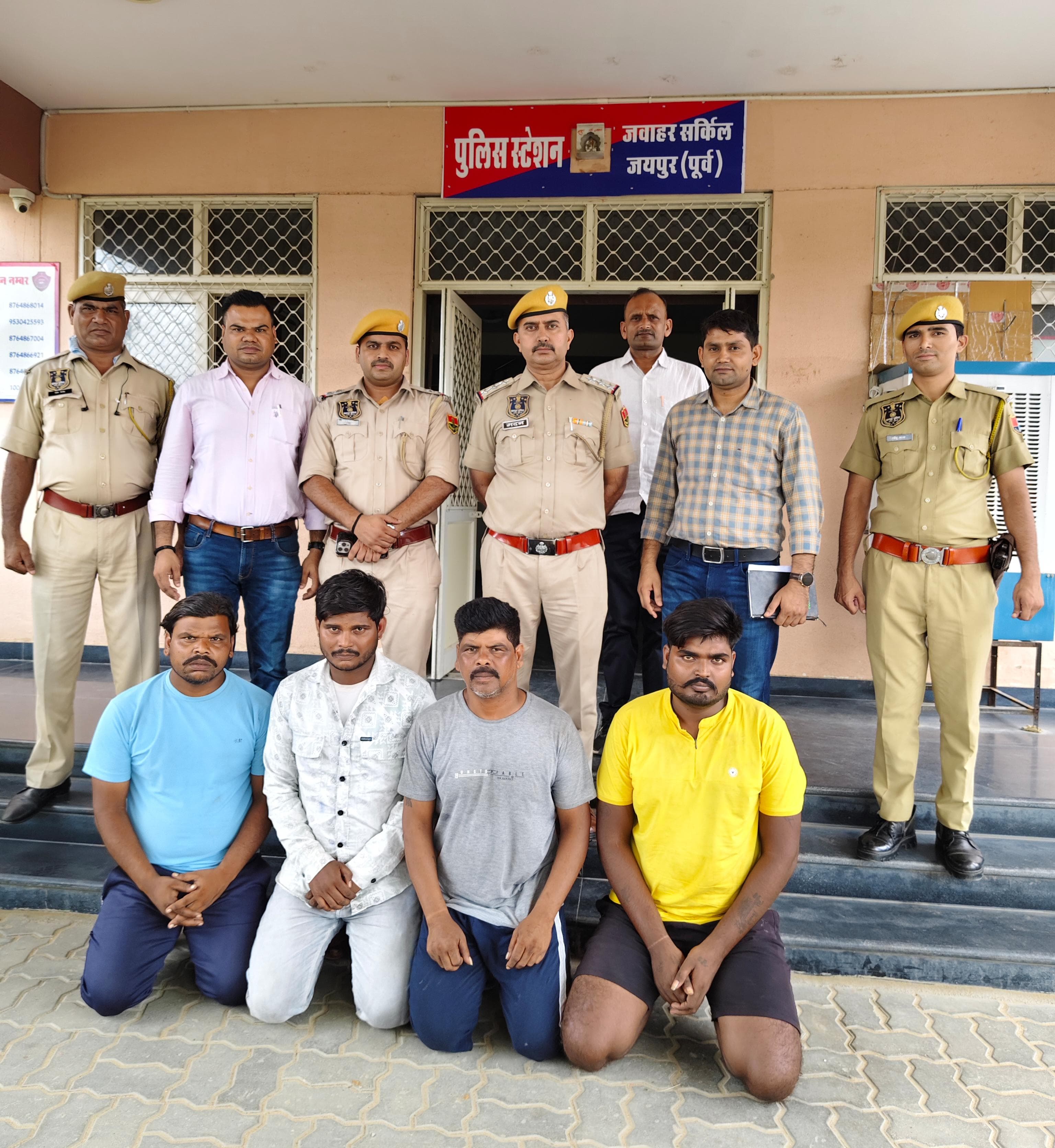 बुजुर्ग महिलाओं को बातों में उलझा कर जेवरात लूटने वाली गैंग चढी पुलिस के हत्थे बुजुर्ग महिलाओं को बातों में उलझा कर जेवरात लूटने वाली गैंग चढी पुलिस के हत्थे