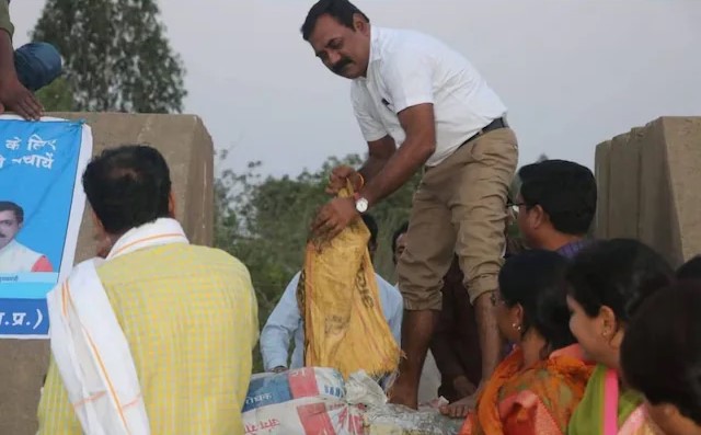 बाेरी बंधान करते कलेक्टर बाेरी बंधान करते कलेक्टर