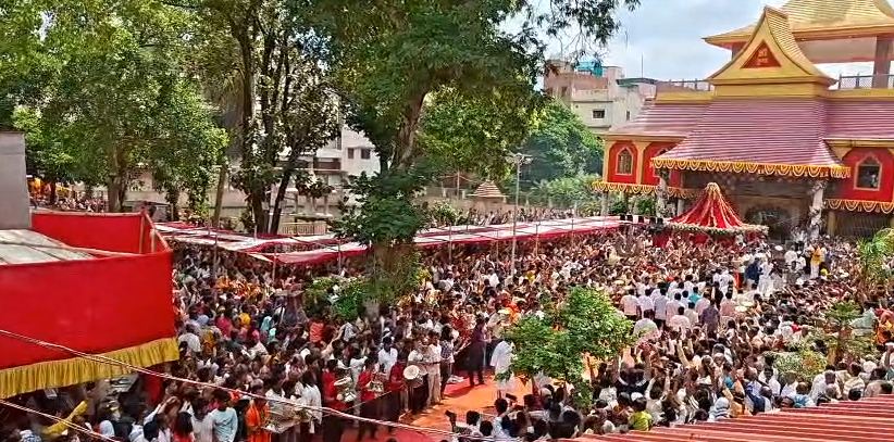 अघोरपीठ क्रीं कुंड में उमड़े श्रद्धालु और पीठाधीश्वर अघोरपीठ क्रीं कुंड में उमड़े श्रद्धालु और पीठाधीश्वर